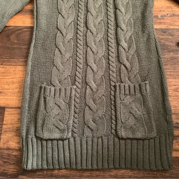 VENUS Green Cable Knit Turtleneck Sweater - Picture 3 of 12